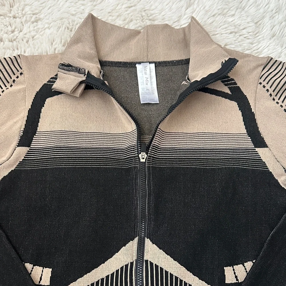 New Mix Women’s L Black and Tan Geometric Y2K stretch Zip up Jacket - Picture 5 of 15